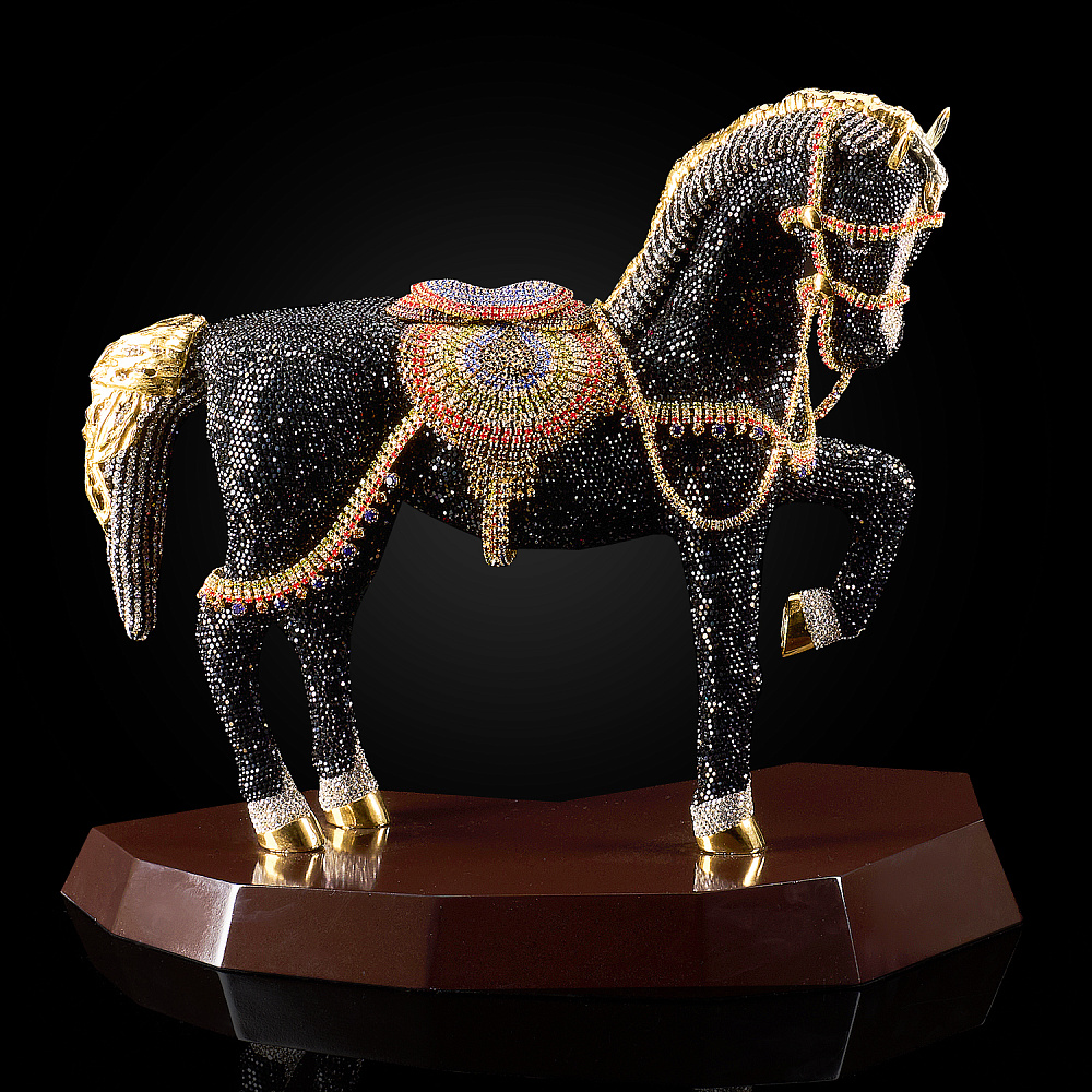 Символ 2026 года. Скульптура с хрустальными стразами «Лошадь Джет» - интернет магазин Русь Велика я 
