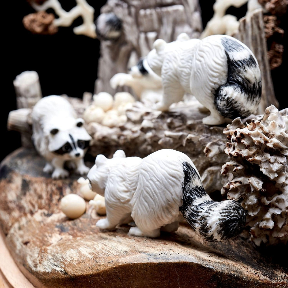 Скульптура из рога лося на деревянной подставке «Еноты» - интернет магазин Русь Велика я фото 11