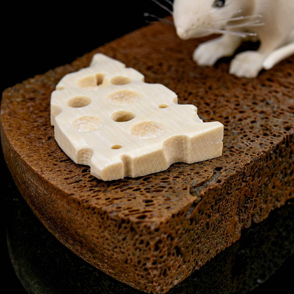 Скульптура из кости «Мышь на хлебе». Кость мамонта, рог лося - интернет магазин Русь Велика я фото 5