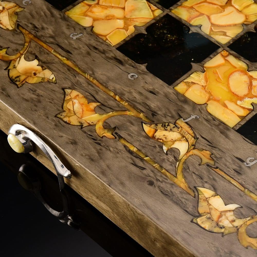 Шахматы с инкрустацией из янтаря и янтарными фигурами «Готика» 56х56 см - интернет магазин Русь Велика я фото 8