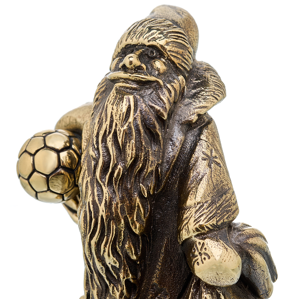 Бронзовая статуэтка «Дед Мороз с мячом» - интернет магазин Русь Велика я фото 3